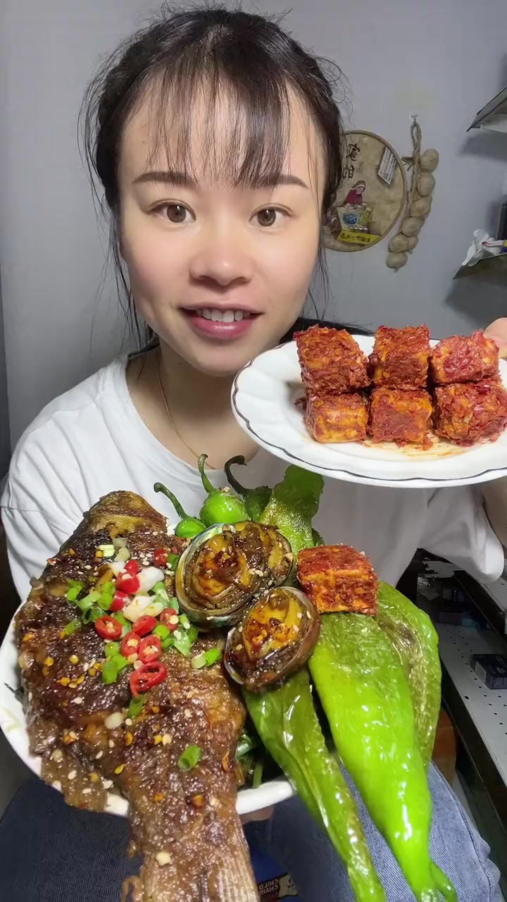 红烧鲫鱼,麻辣霉豆腐!
