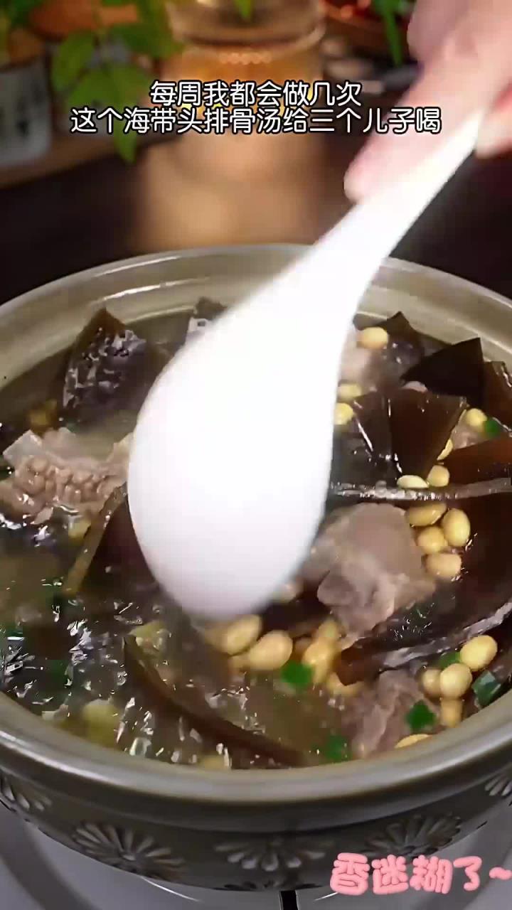 秋天炖汤,一定要试试这个海带头排骨汤,炖出来的汤清甜又鲜糯,老人小孩都爱喝