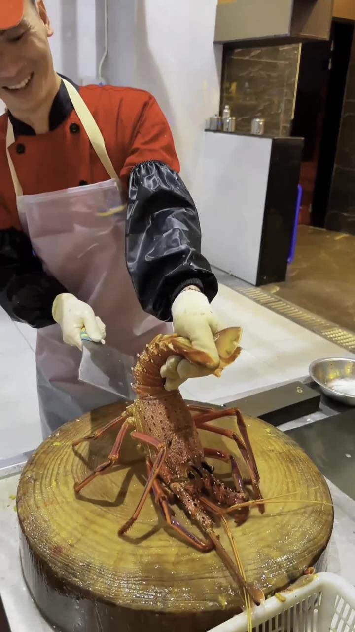 一位从米其林餐厅出来的厨师 来应聘只简单的操作处理一只红龙虾