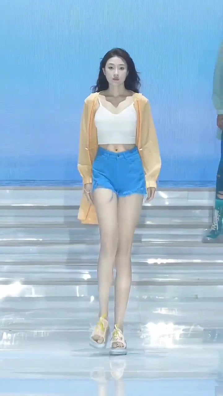 美女模特走秀再配上圣斗士的背景音乐,是不是很热血
