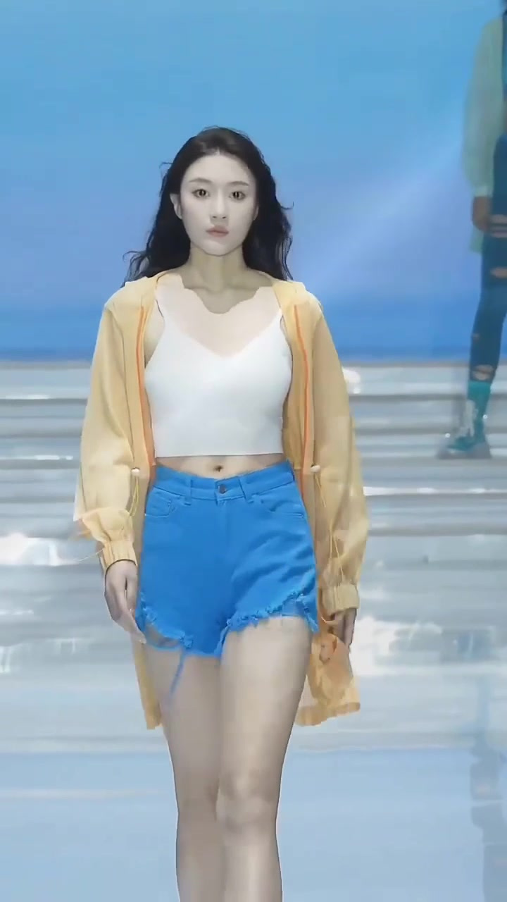 美女模特走秀再配上圣斗士的背景音乐,是不是很热血2