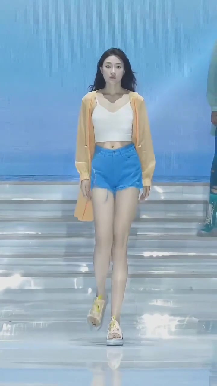 美女模特走秀再配上圣斗士的背景音乐,是不是很热血