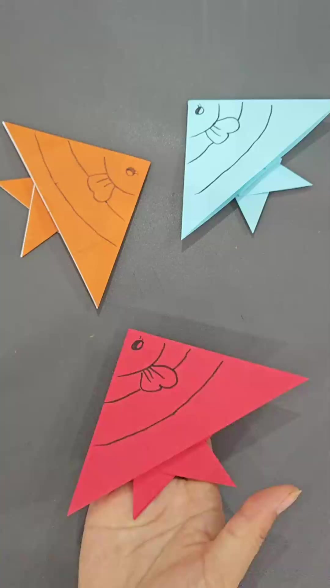 春天到了,带孩子一起做小鱼折纸 超级简单的手工折纸鱼