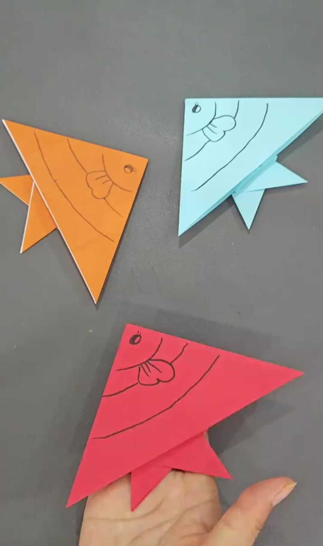 春天到了，带孩子一起做小鱼折纸 超级简单的手工折纸鱼