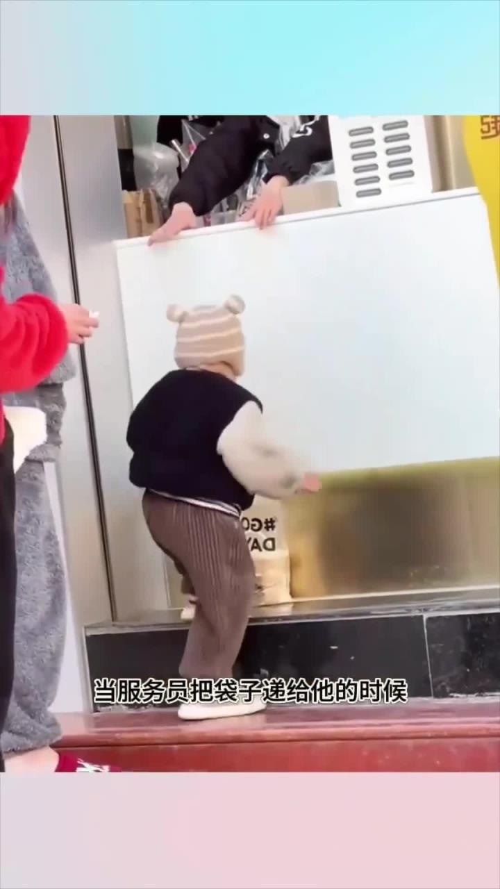 掉在地上的奶茶