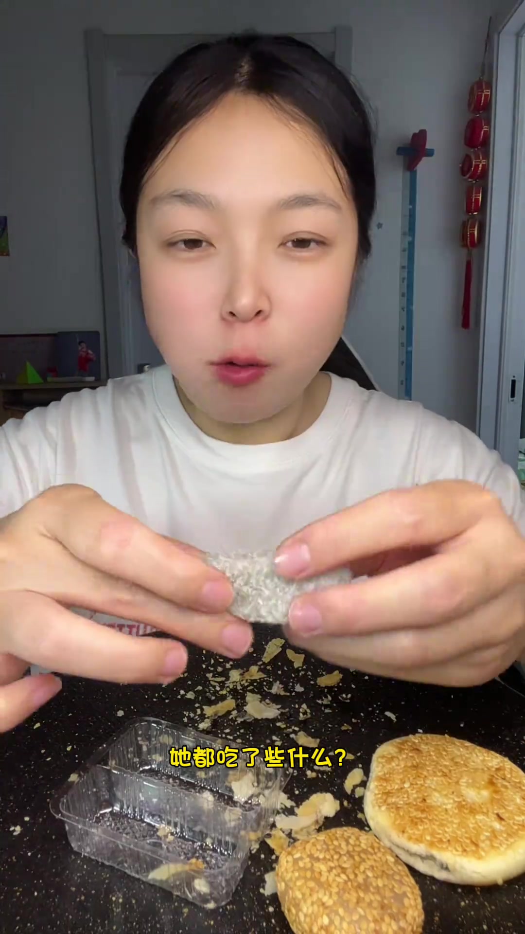 早上来个包子局，中午麻辣香锅安排上，还有老公炸的小鱼嘎嘣脆超级好吃，下午茶再来点小零食美滋