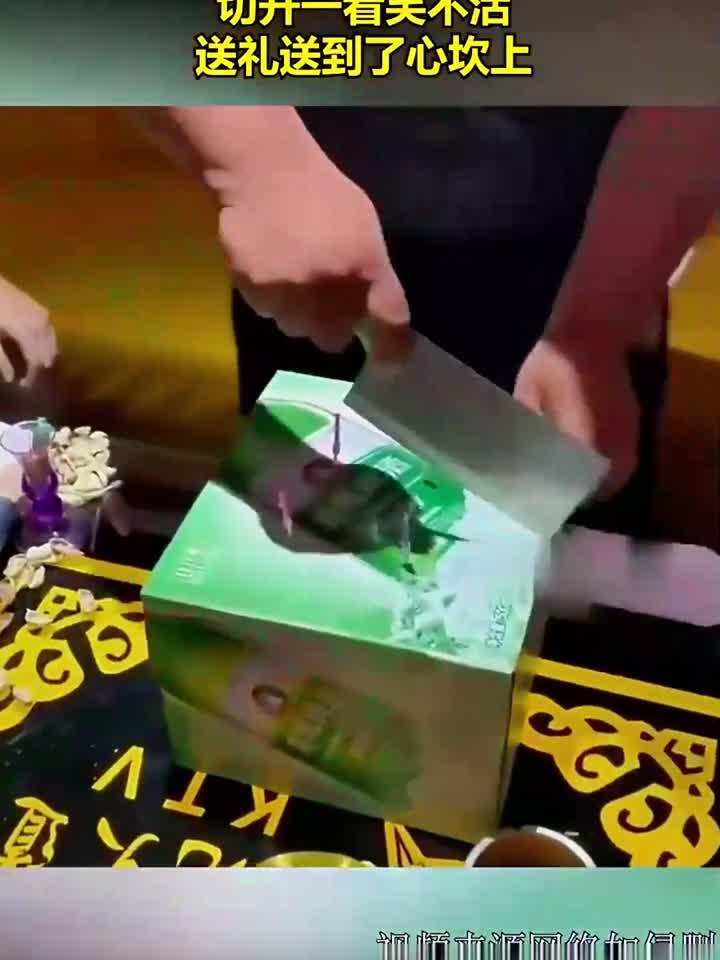 小伙生日蛋糕,切开一看笑不活,送礼送到了心坎上!