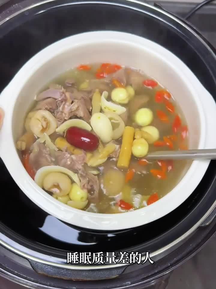 莲子百合猪心汤：一碗安神汤，养出好睡眠！