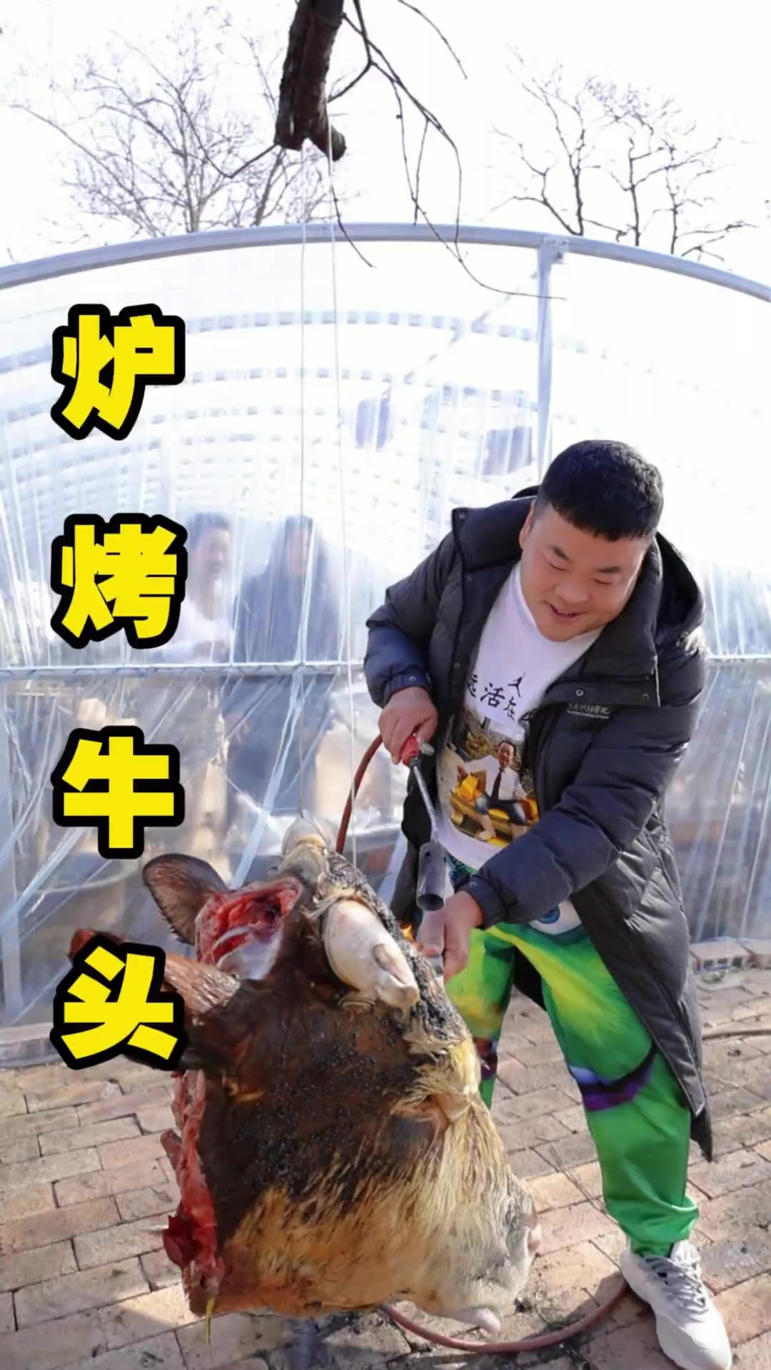 经过炉烤的牛头,表面形成一层金黄的外皮,内里肉质鲜嫩,口感丰