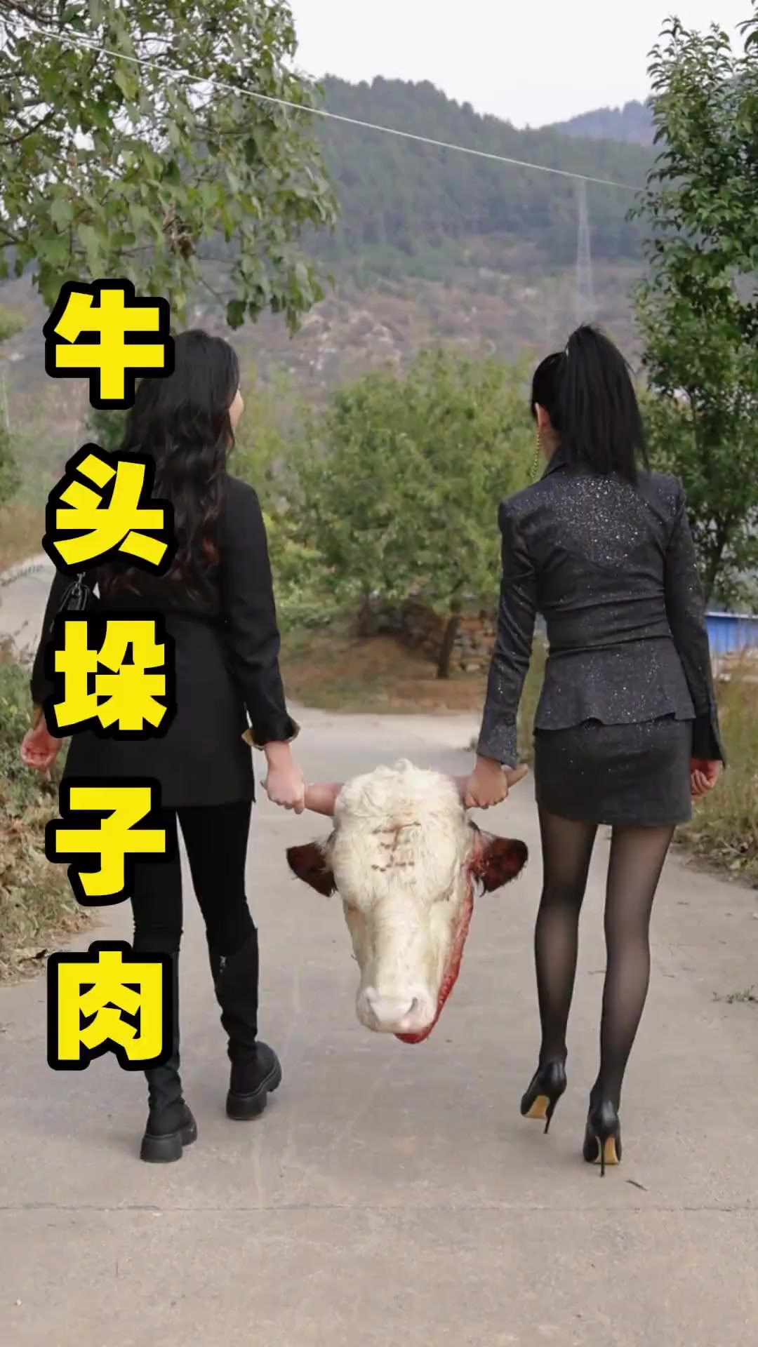 牛头垛子肉，把这个牛头的肉剔下来卤制过后，压块冷却凝固而成