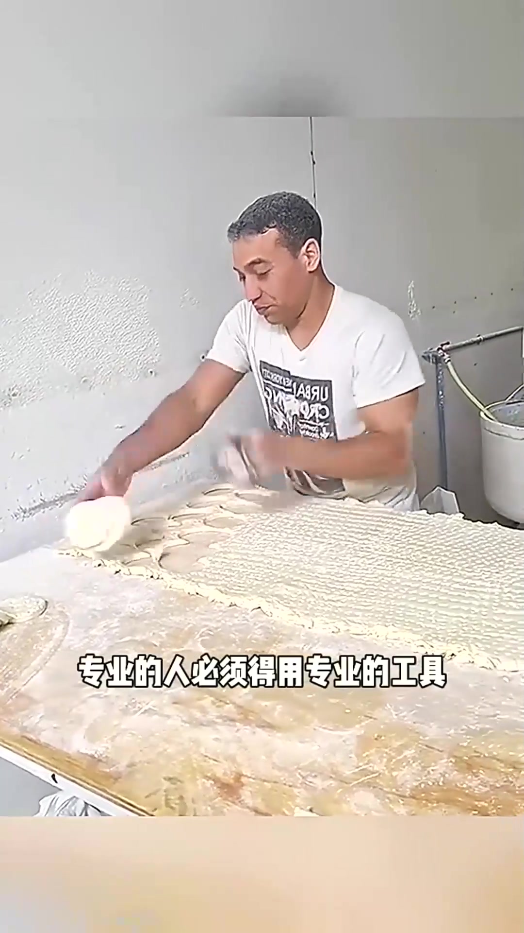  民间高手做饺子皮,速度太快了!