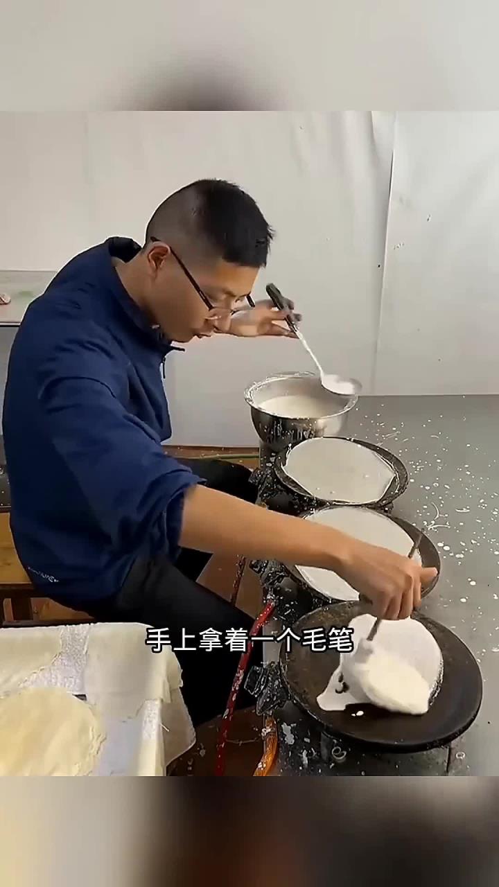用毛笔摊煎饼,原来这样摊的!