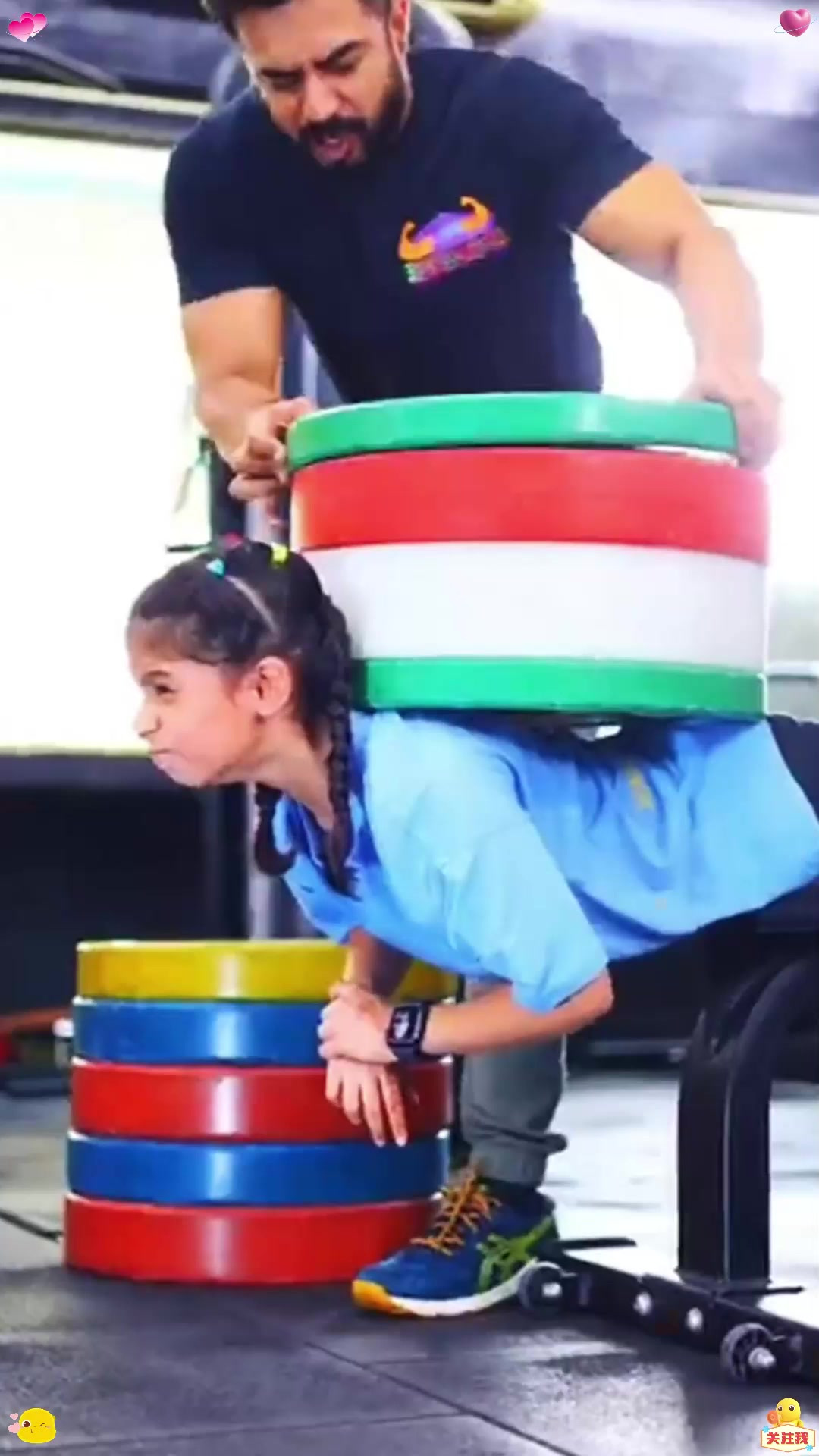 国外小女孩拥有强大的肌肉力量