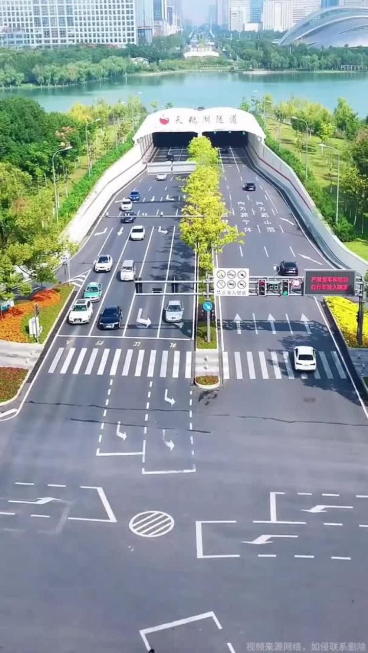 这就是国内最短的湖底隧道,它的长度只有700米,一米的造价就高达1000万,它就是安徽