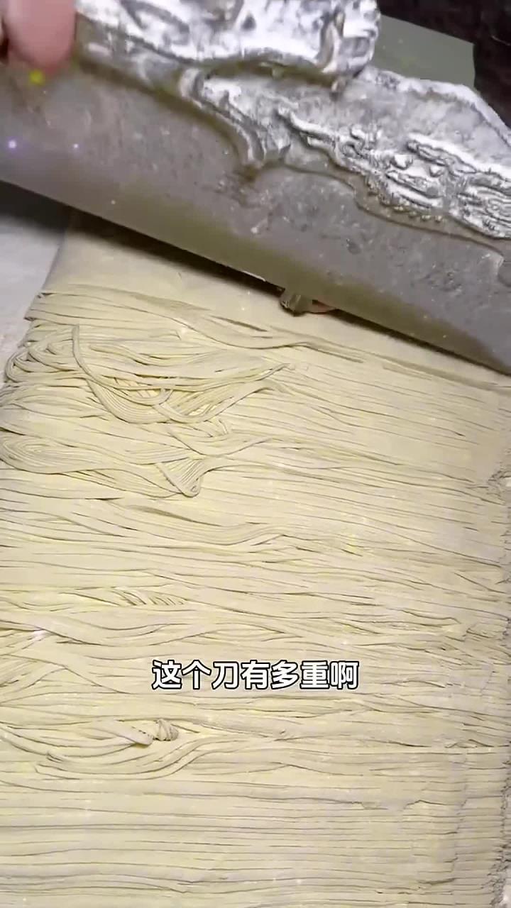 美食-华山脚下华阴大刀面是华山的特色面食名字和华山一样有气魄面擀的特别薄大刀切出