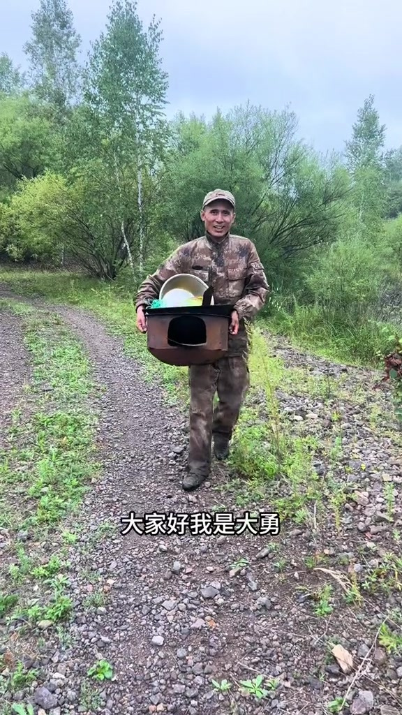 今天没活了上山炖鱼贴饼子