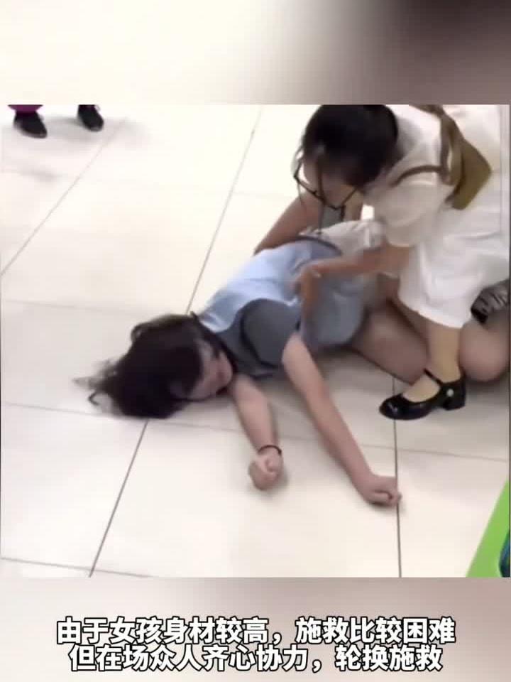 惊险!一女孩吸食珍珠奶茶时不慎被噎住,濒临 长达4分钟