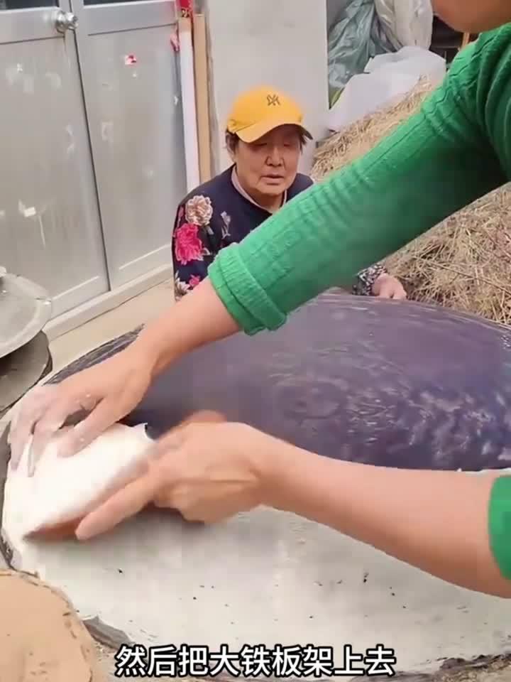 这煎饼看起来味道就不错一股乡间烟火味