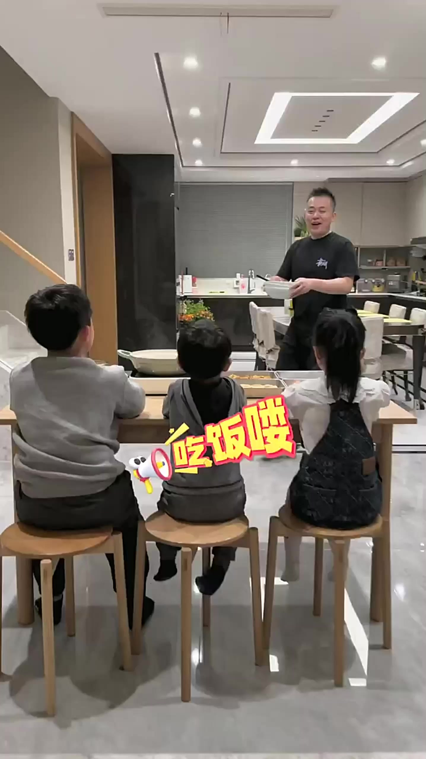 爸爸说今天给孩子们做鱼香茄子盖饭,又是有趣的一餐……
