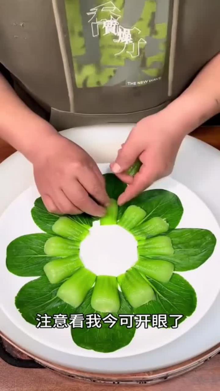 厨师用青菜和红薯摆盘