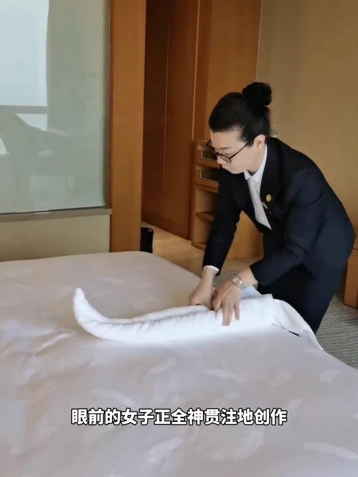 看女子妙制毛巾天鹅