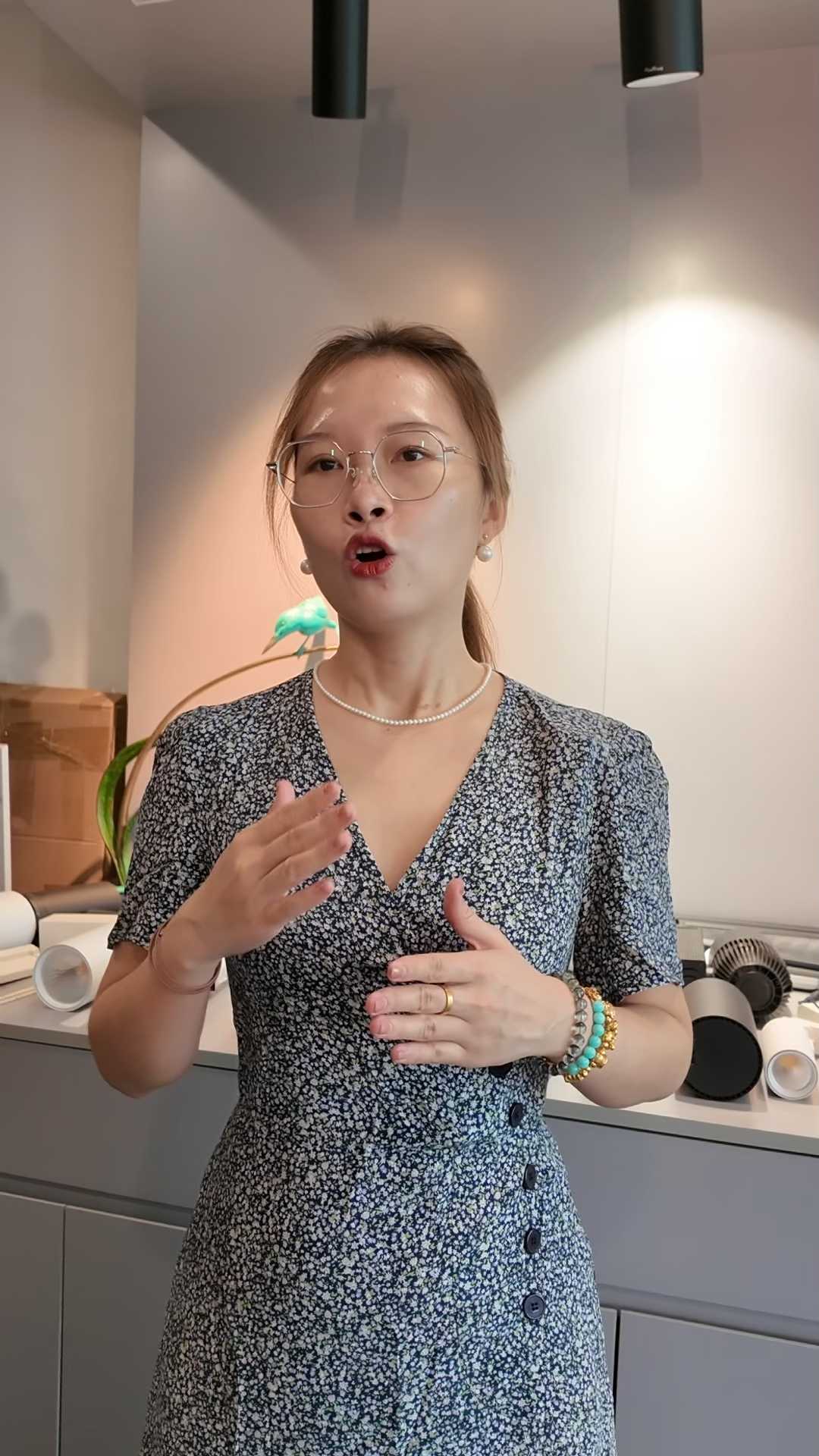 奶茶店轨道灯,奶茶店设计新选择:奶茶店轨道灯的专业设计与应用