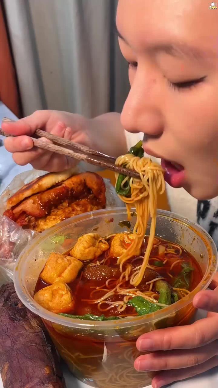 一口里脊肉饼 麻辣烫米线猪蹄