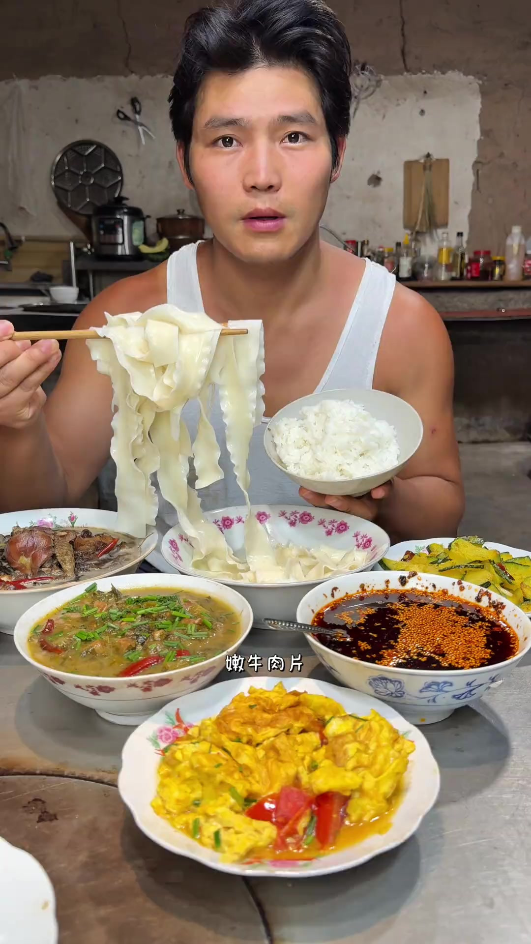 今天做了雪菜牛肉片,牛肉嫩滑细腻,雪菜微酸开胃,还有蛋炒番茄