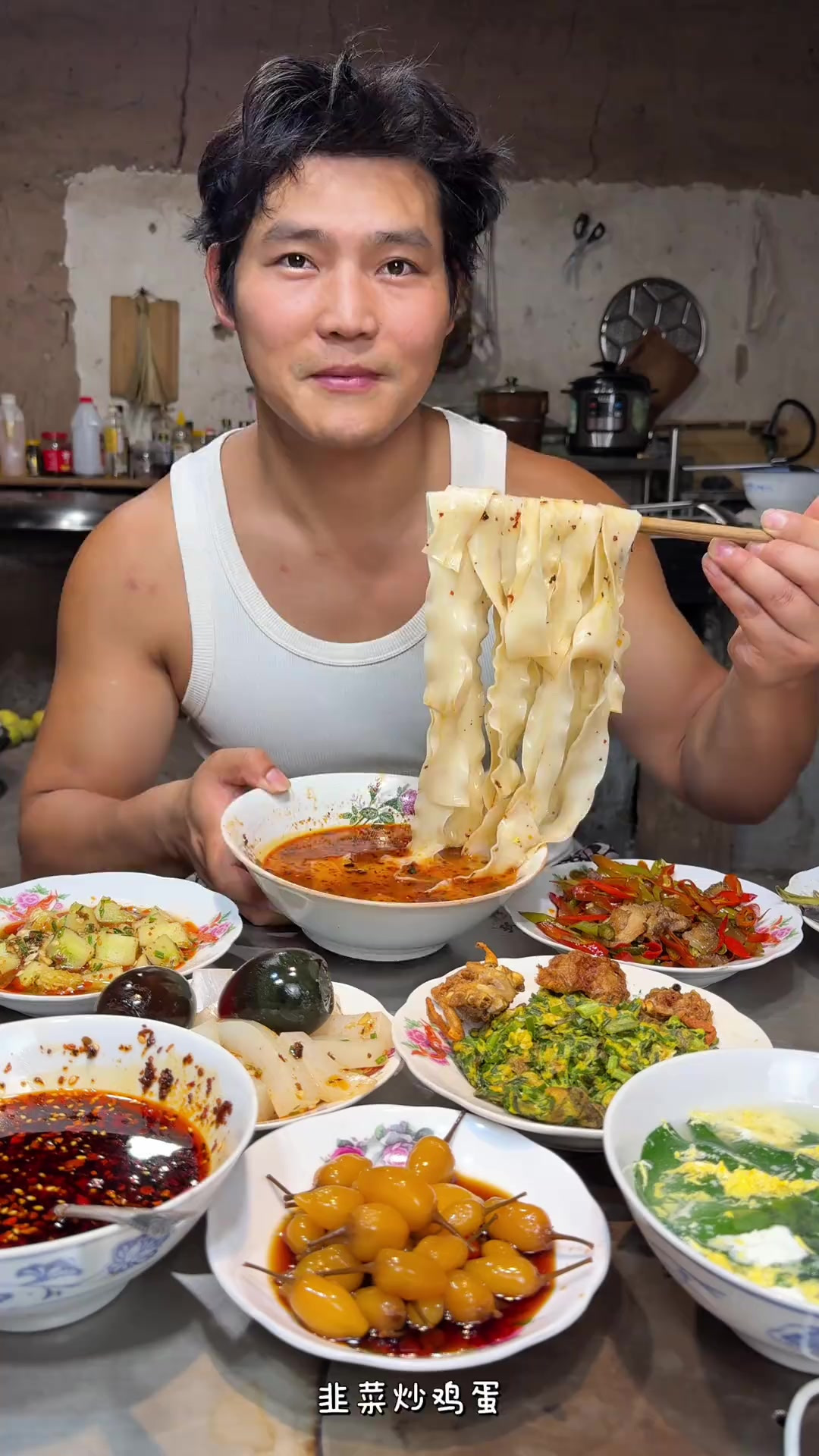 今天家常菜好丰盛呀,木耳叶鸡蛋汤,韭菜炒鸡蛋,辣椒炒肉,开心