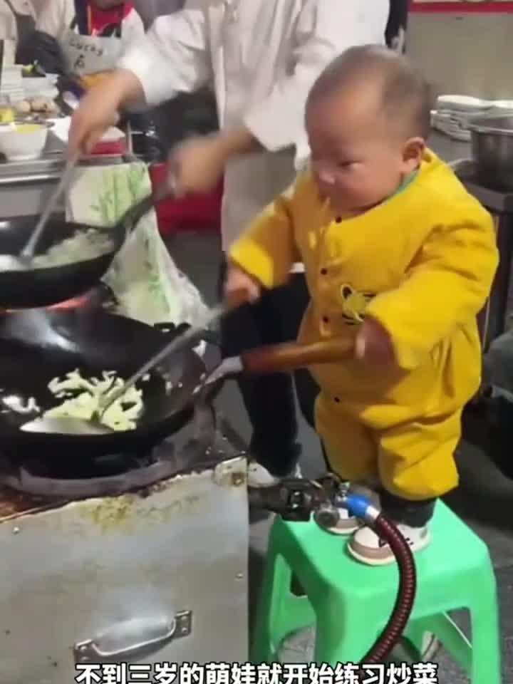 萌娃小厨师翻锅炒菜，架势十足！