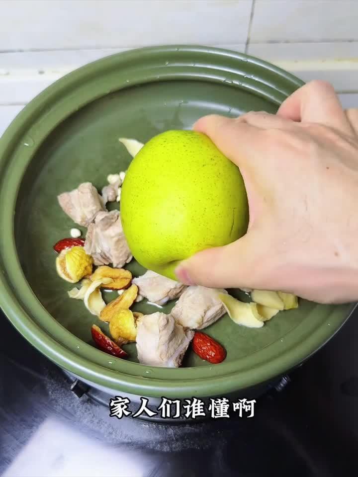 入秋必备！雪梨养生汤这样煲，清润又滋养