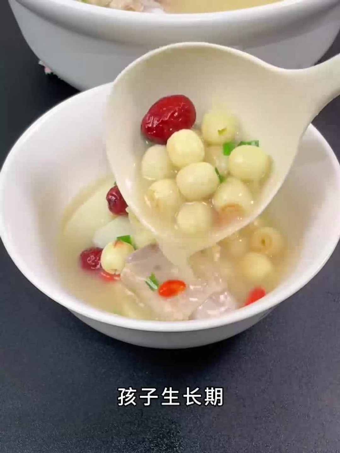 孩子不爱吃饭，多安排这个莲子山药排骨汤，莲子粉糯汤鲜味美，好吃又营养莲子莲子煲汤家常菜