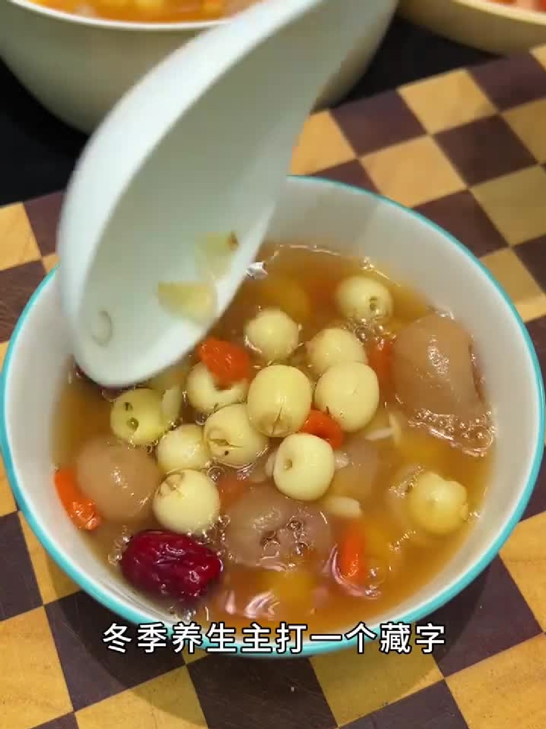 冬季养生正当时，每年这个时候，煮一碗桂圆莲子红枣汤 喝，清甜回甘软糯又绵密莲子莲子羹莲子干