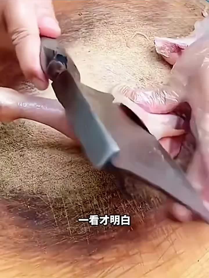师傅分割鸭腿肉,这菜刀厉害了!