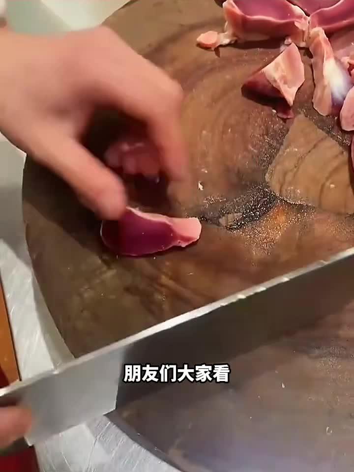给鸡胗改花刀,刀工真不错!