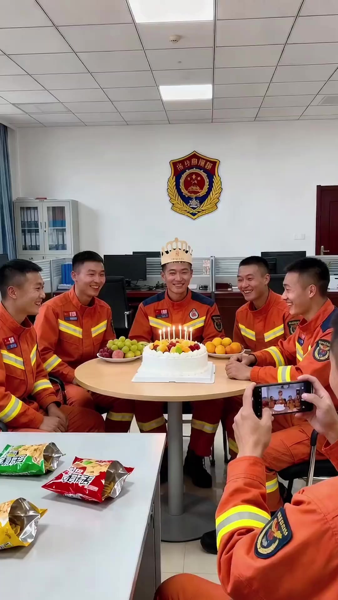 快乐时光!蛋糕皇冠小哥成焦点,团队比心送祝福