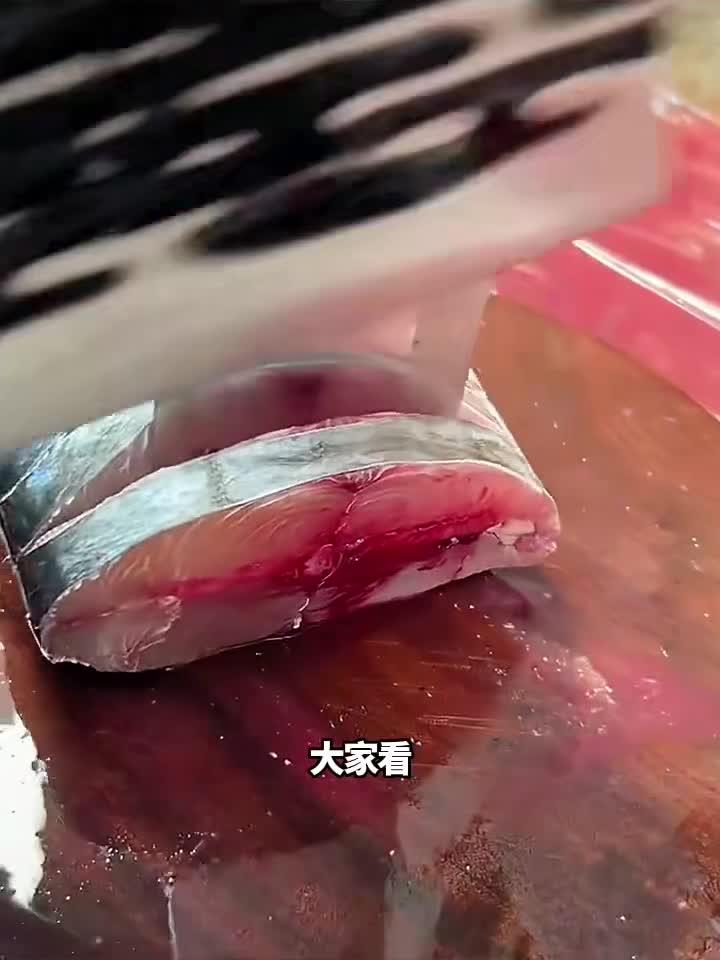 给鱼改花刀,师傅技术真不错!