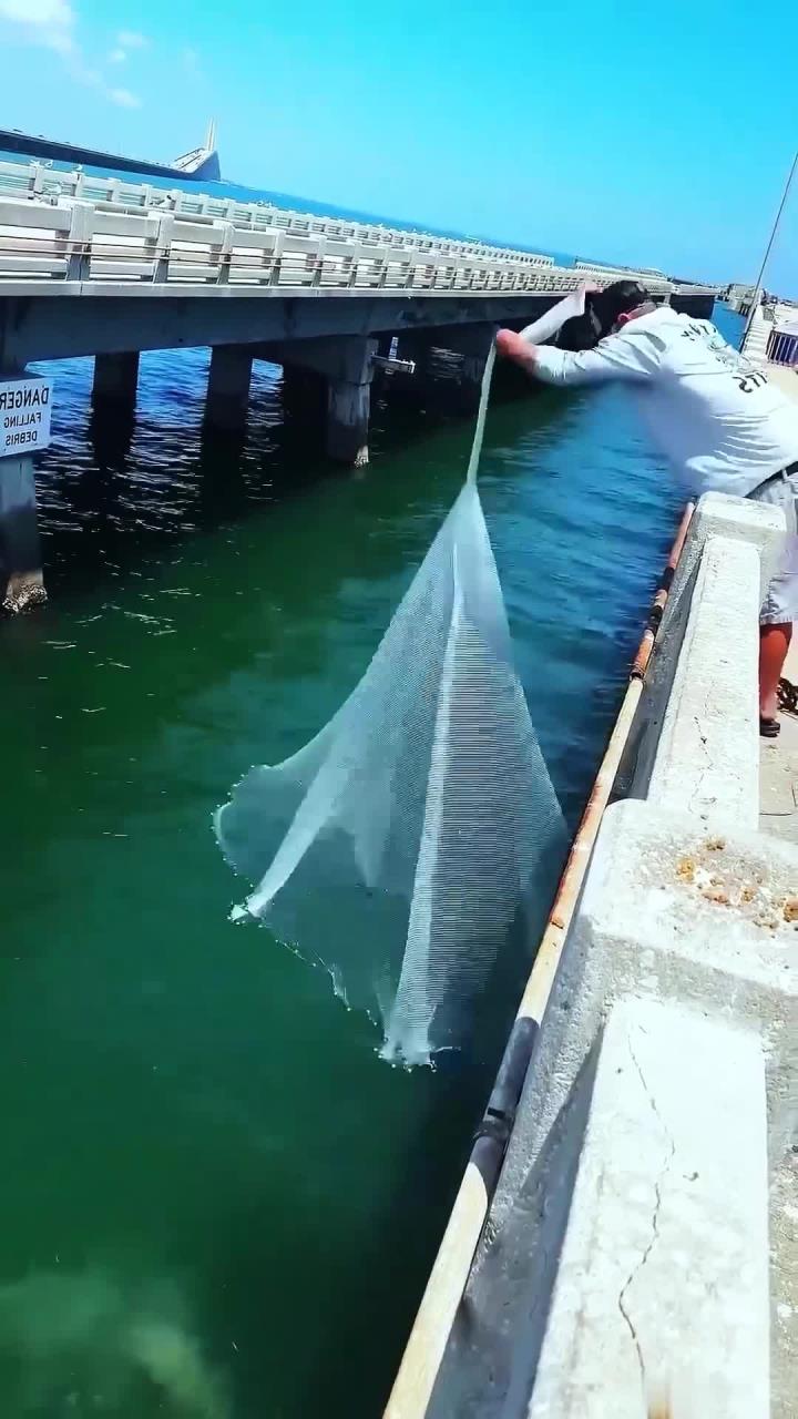 户外捕鱼：男人用独特的撒网方式，一网下去捕到几十斤鱼