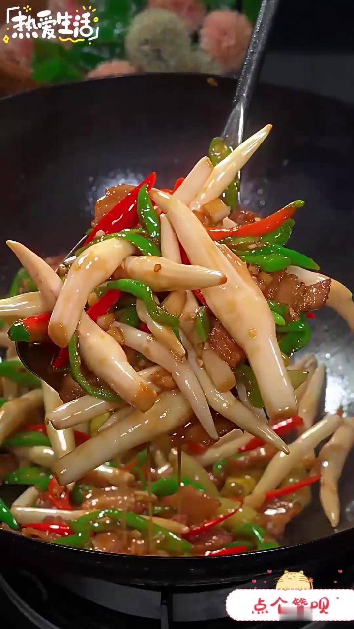 太喜欢吃这种酸酸辣辣的藕尖炒肉了，每次感觉都不够吃