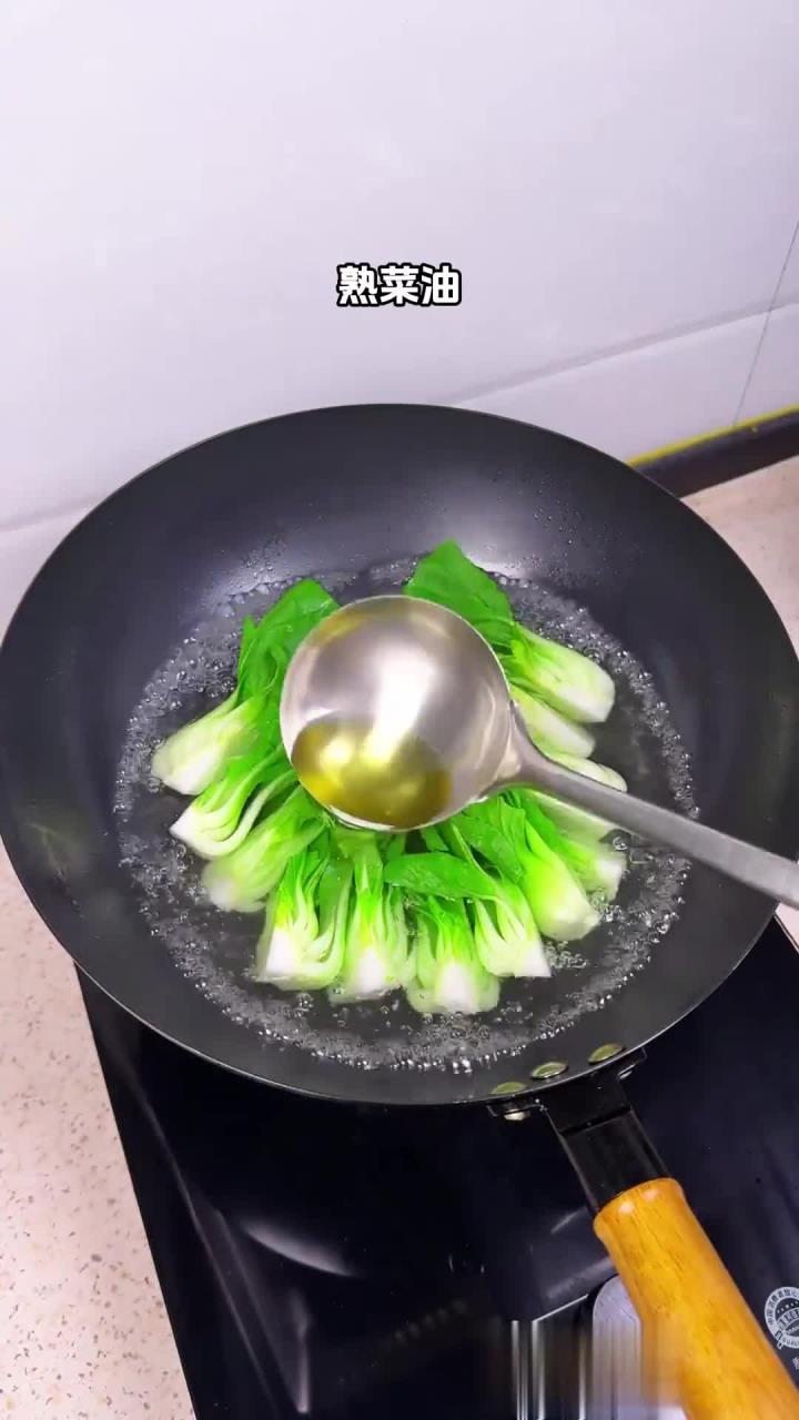 香菇油菜做法:香菇焯水,加蒜末等调味勾芡淋油菜