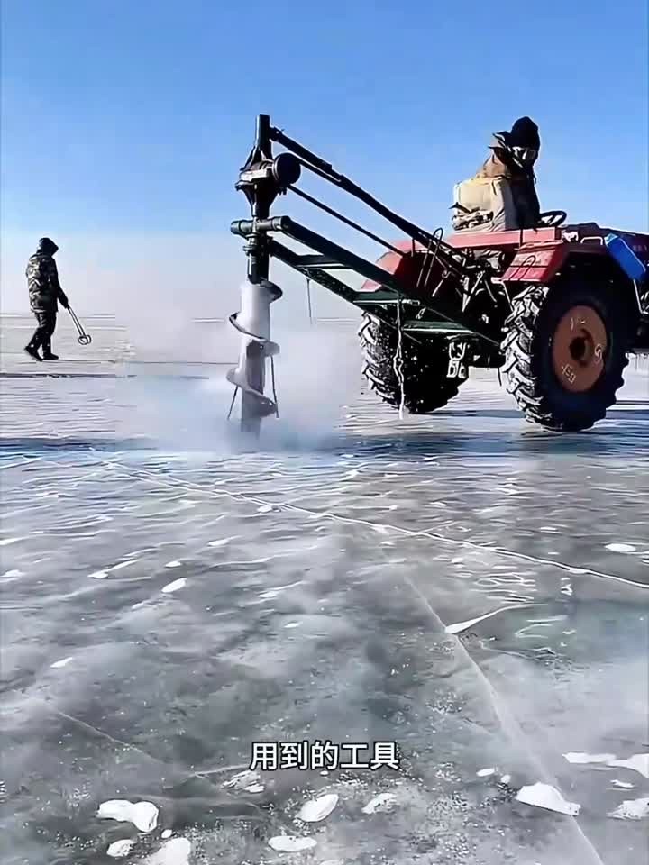 东北冬天捕鱼的场景