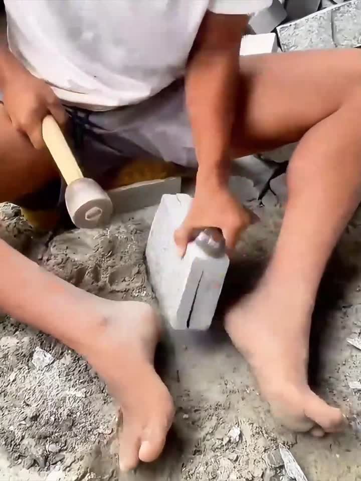 没几个人能做到吧！如何用一块石头徒手敲打出8块瓷砖？