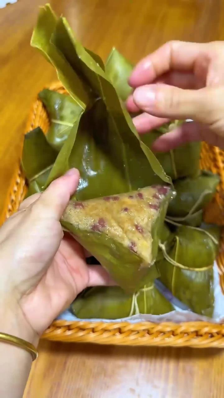 广东人爱吃的咸蛋黄肉粽,简单美味