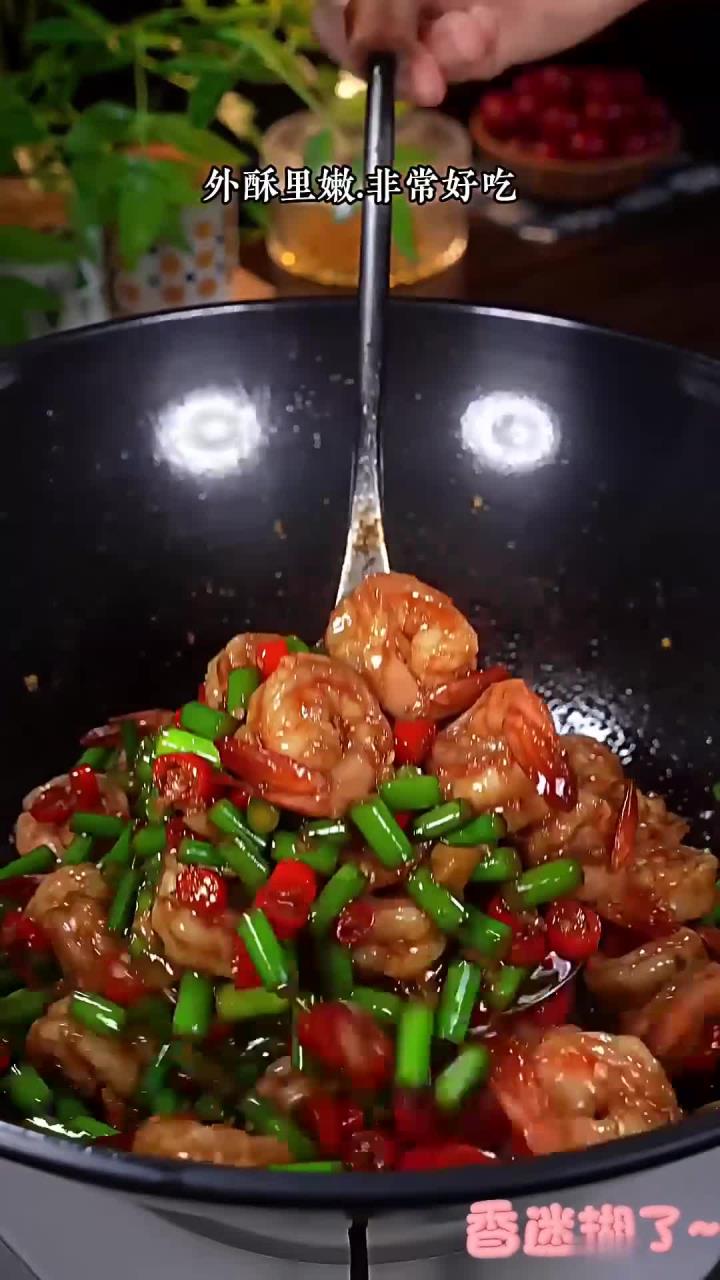 今天分享一道又香又辣,而且非常下饭的蒜苔炒虾仁,好吃到舔手指