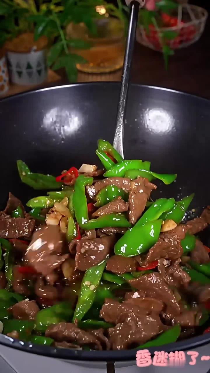大小朋友都爱吃的辣椒炒牛肉,做法简单,牛肉嫩滑,非常下饭