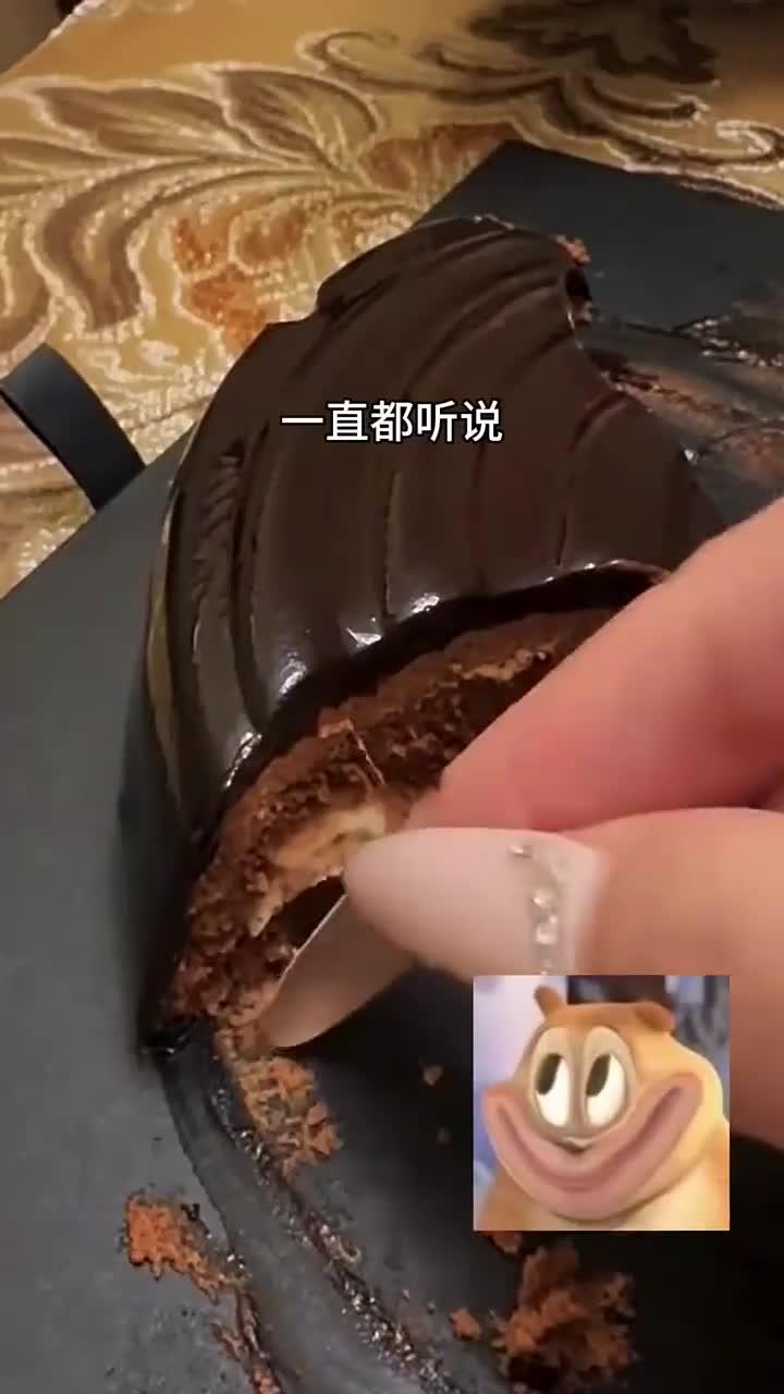 这蛋糕怎么啦?从里面拽出一根很长的细丝