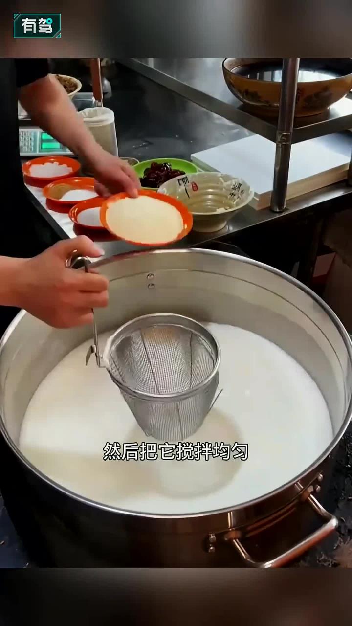 麻辣烫的汤底，原来是这么做出来的