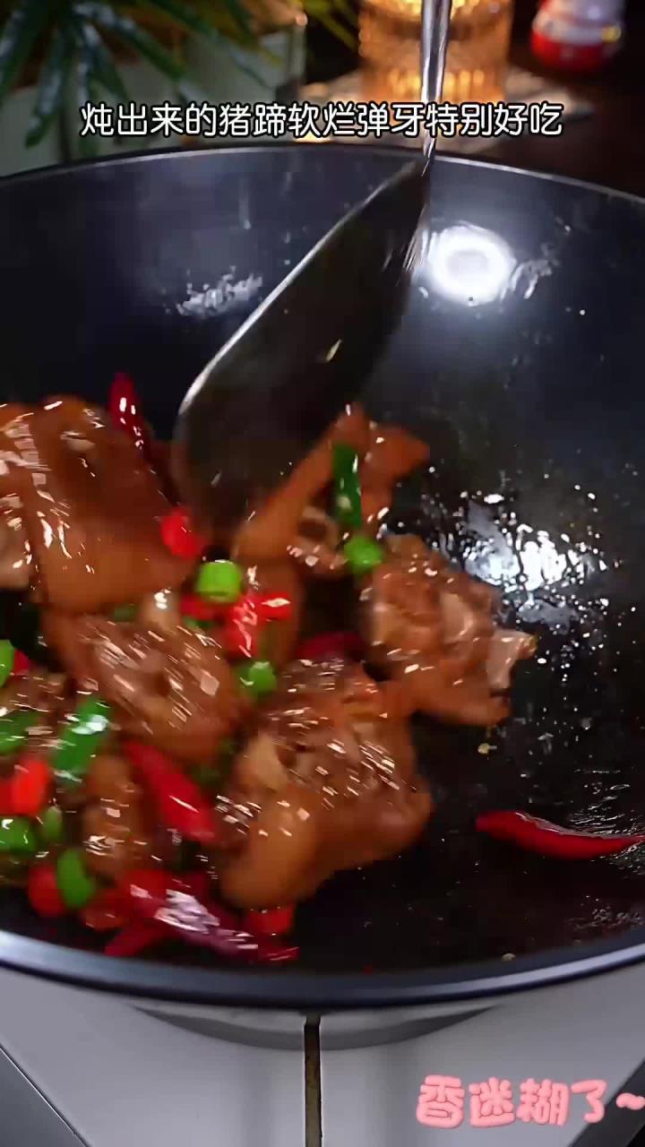 这样做的红烧猪蹄，香辣入味，好吃下饭，做法还特别的简单