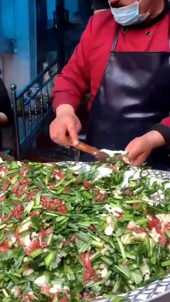 两元一个的羊肉韭菜包子出笼了,热气腾腾的,太香了!关注我,每日分享新疆美食