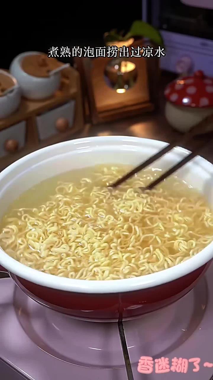 这样做的炒方便面简单又好吃,学会了再也不去夜市吃了!